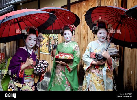 Las mujeres japonesas belleza femenina geishas posando para una foto área de Gion en Kioto
