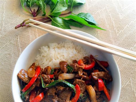 Sopa thai looks tiny outside but it's spacious to 4… La Fabrique Gourmande: Boeuf Sauté au Basilic Thai Pad Gra Prow
