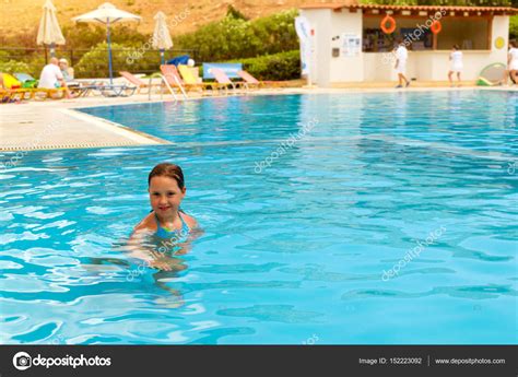 mädchen im badeanzug schwimmt im pool bali beton stockfotografie lizenzfreie fotos