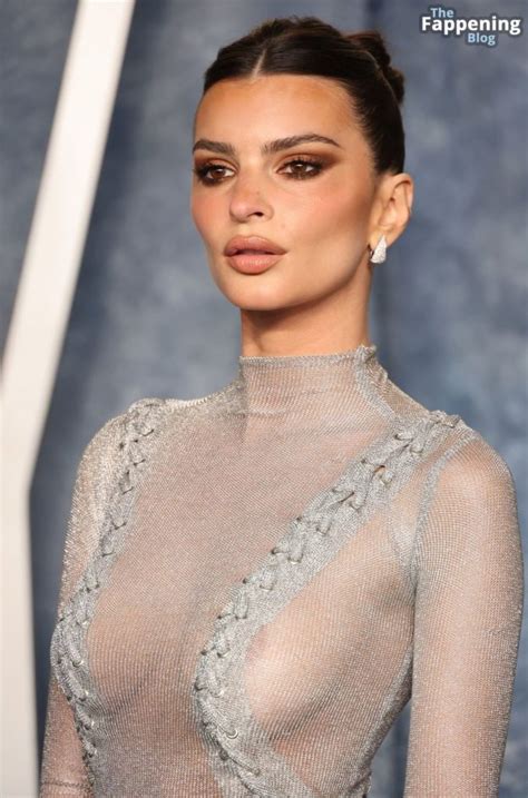 Emily Ratajkowski Flashes Her Nude Tits At The Vanity Fair Oscar Party