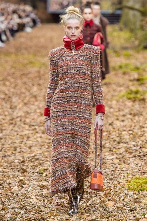 81 Looks From Chanel Fall 2018 Pfw Show Chanel Runway At Paris