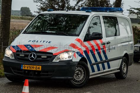De officiële website van de nederlandse politie met informatie over de organisatie, nieuws, politiebureaus, wijkagenten, opsporing en tips. Politie - Hulpdiensten Nederland