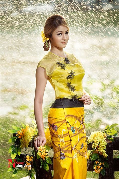 Myanmar Celebrities Model Girls With Beautiful Myanmar Traditional Suite