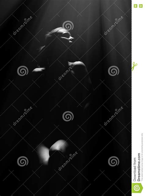 Femme Nue Dans Lobscurité Image Stock Image Du Blanc 73575373