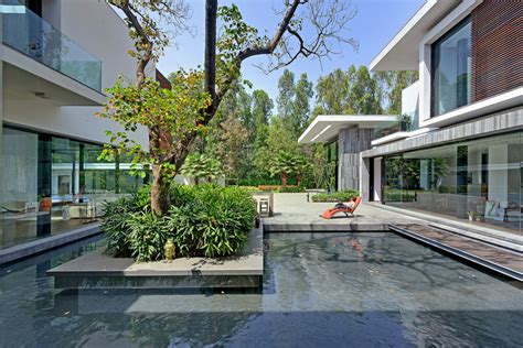 New Delhi Custom Home In A Lush Setting With Spacious Courtyard
