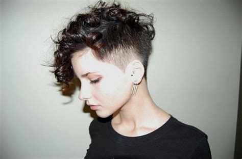 Dies mag vielleicht etwas übertrieben sein, doch was man dem bob nicht abstreiten kann, ist sein enormes. Kurzhaarfrisuren Damen Locken Undercut 2021