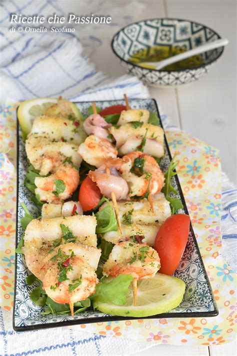 Gli spiedini di carne al forno sono la ricetta ideale per chi vuole preparare un secondo piatto gustoso e facile da preparare, magari per un pranzo o una cena tra amici. Spiedini di gamberi e calamari gratinati al forno ...