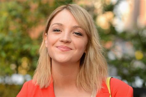 The Snl Offseason Exodus Continues With Abby Elliott