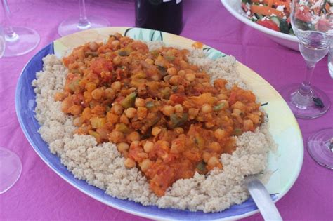 The combo usually comes on a base of injera bread, which is used to scoop the stew and veggies. Ethiopian chickpeas | Ethiopian food, Cooking recipes, Recipes