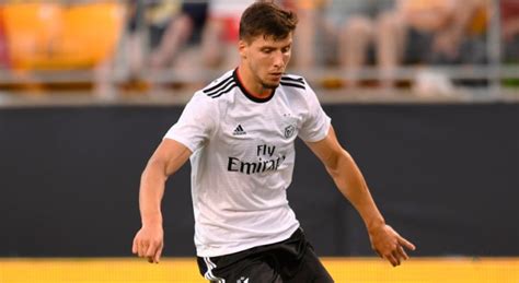 Latest on manchester city defender rúben dias including news, stats, videos, highlights and more on espn. L1 - Lyon : Une nouvelle offre pour Ruben Dias (Benfica ...