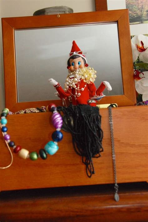 At night, the elf would return to santa to tell him about the children's behavior and return home to take up a new position in the house. Julesjarm: Elf on the Shelf - Hva er det?