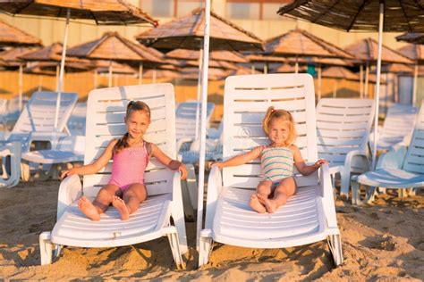 Deux Enfants Adorables Prenant Un Bain De Soleil Sur Une Plage Photo Stock Image Du Amusement