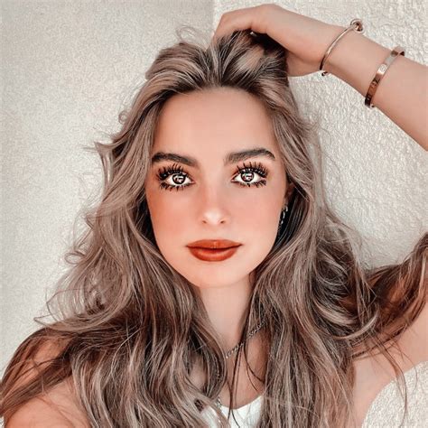 She started actively posting content on tiktok. icons meninas loiras | Tumblr