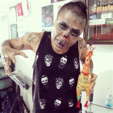 See full list on crosswordeg.com Se corta nariz y orejas para parecer una calavera viviente