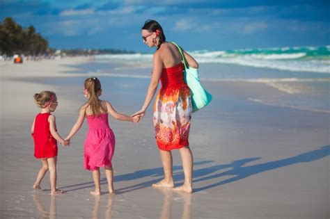 Joven Madre Y Sus Dos Hijas De Moda Caminando En La Playa Exótica En Un