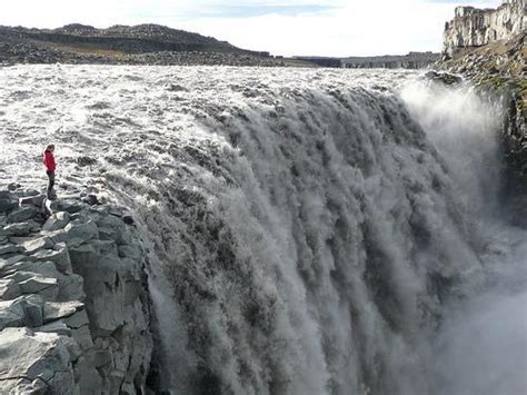 Самый большой водопад в мире где находится и как называется чем