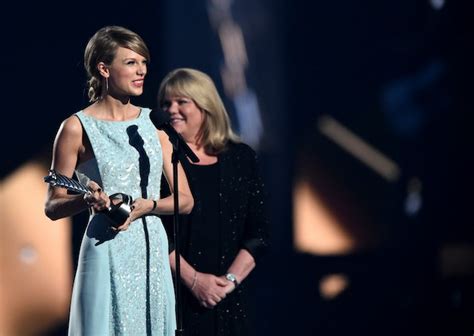 taylor swift s mom s testimony in the singer s alleged assault trial is heart wrenching to read