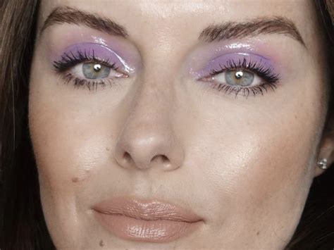 How To Pull Off Glossy Eyeshadow With Zero Creasing