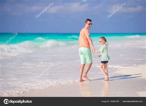 Niña Adorable Y Padre Joven En La Playa Tropical Blanca Vacaciones