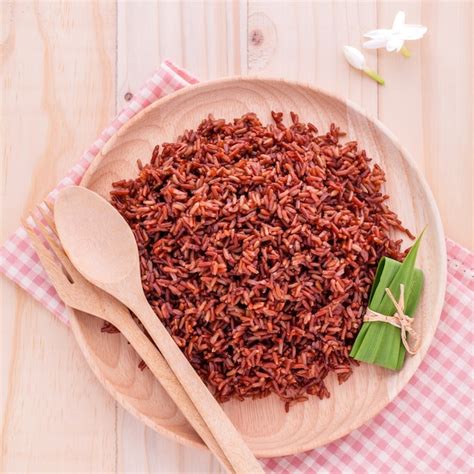 Premium Photo Steamed Whole Grain Rice For Healthy Food On Wooden