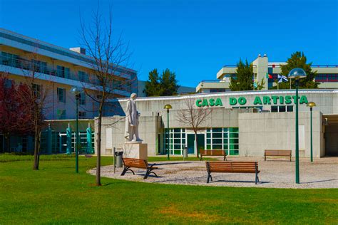 A casa do artista é uma instituição particular de solidariedade social que presta serviços ao artistas idosos, fundada em 11 de setembro de 1999 pelos atores armando cortez, carmen dolores, manuela maria, pedro solnado e outros. Casa do Artista - Apoiarte | Carnide, Lisboa