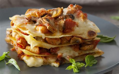 A completely amazing, totally delicious chicken lasagna recipe that is always a favorite! Chicken and Mushroom Lasagna - San Remo