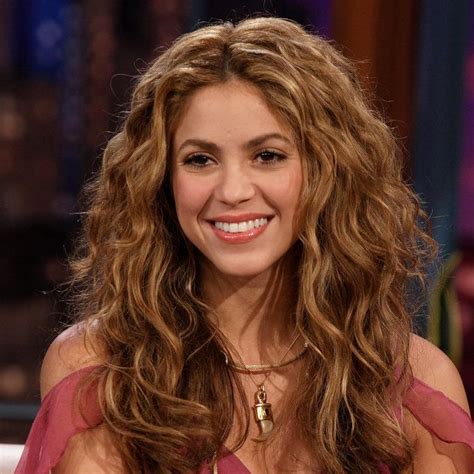 Shakiras Beauty Evolution See Her Hair And Makeup Looks Shakira Hair Beautiful Curly Hair