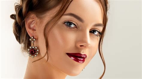 How To Hop On The Wine Stained Lip Trend This Holiday Season