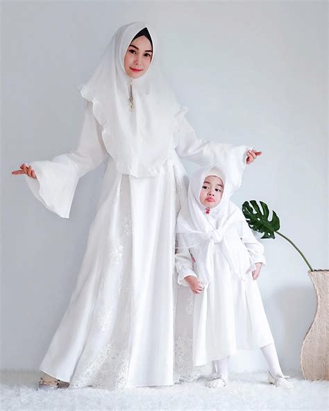 Gaya yang satu ini juga bisa menjadi inspirasi model baju couple keluarga nih! 20+ Ide Baju Kondangan Couple Ibu Dan Anak - Trend Couple