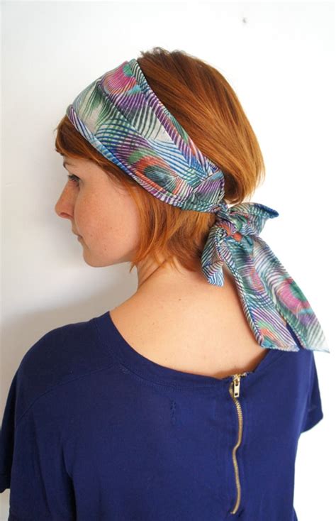 Afin de créer ce style sophistiqué de bandana, commencez par le plier en deux pour former un triangle. Comment nouer un bandeau à cheveux Foudre style bohème ...