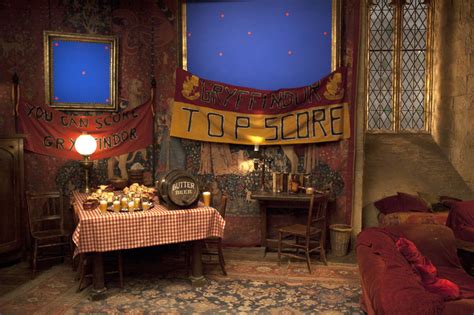 Find images of harry potter. Behind the scenes: Creating the Gryffindor common room ...