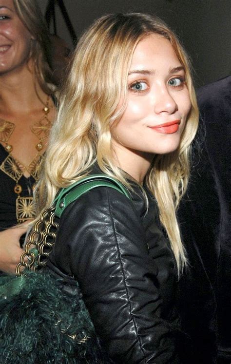 Olsens Anonymous Beauty Close Up Ashley Effortless Waves Poppy Lips