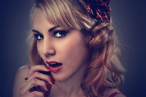 無料画像 女の子 女性 ヘア ポートレート モデル 赤 色 青 レディ ブロンド 表情 リップ 髪型 スマイル