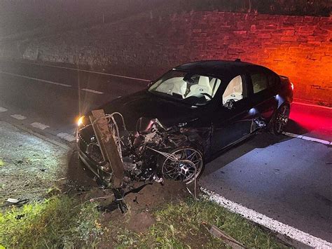 20 Jähriger Verliert Kontrolle über Sein Auto 80000 Franken Sachschaden