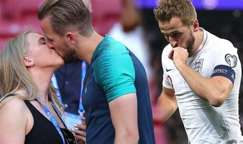 The pair married in the summer of 2019, with kane announcing that he had and in a wedding photo on instagram, he planted a tender kiss on his new wife's forehead. Harry Kane wife: How Tottenham striker honours wife Kate on pitch - The touching gesture ...