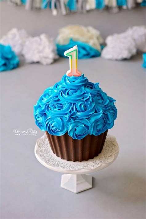 When we found out she was an october baby we knew right away we wanted sydney's actual birthday is oct. DIY Giant Cupcake Smash Cake | Cupcake smash cakes, Giant ...