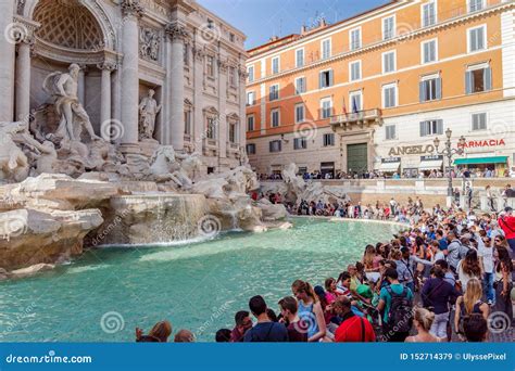 Crowd In Front Of Trevi Fountain Rome Italy Editorial Stock Image