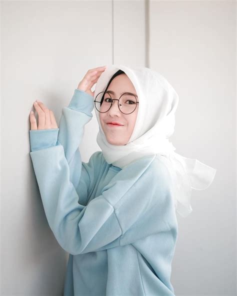 Gambar anime wanita cantik berhijab download foto 4 model celana jeans yang tren dipakai selebgram hijab download wallpaper hijab animasi keren nusagates download. 27+ Gambar Mentahan Background Quotes Keren Wanita ...