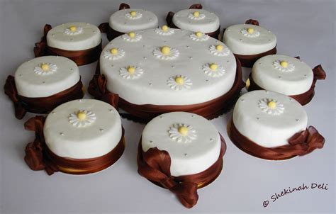 ☺️ happy birthday to your. Shekinah Deli: Daisy theme birthday cake - 60 year old celebration