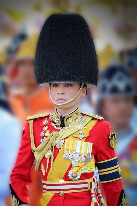 2521 ปัจจุบันมีพระชนมายุ 40 พรรษา ทรงมีพระนามเดิมว่า สุทิดา ติดใจ เป็นนายทหารบกหญิง. เผยที่มา 'เข็มราชวัลลภ' ครั้ง "ในหลวง" โปรดเกล้าฯ ...