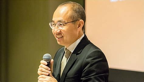 Soho 中国将继续在香港证券交易所上市。 此次要约完成后，黑石计划保持公司的现有主营业务和管 而对于媒体的相关质疑，潘石屹则表示，在海外投资的钱来自家族信托，跟 soho 中国的公司行为无关。 私有化进展不顺，SOHO中国股价再次闪崩|界面新闻 · 地产
