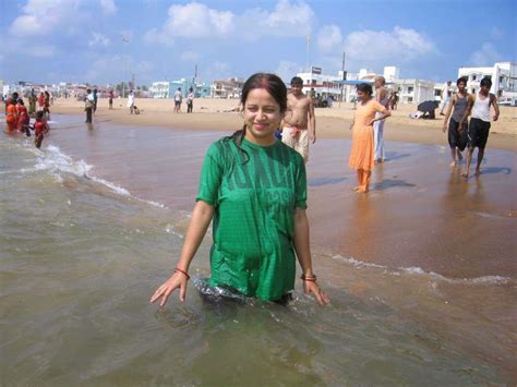daily latest posts hot desi aunties sexy beach pictures