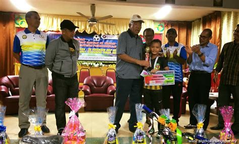 Kelas ditetapkan awal dan ustazah dan pelajar dimaklumkan terlebih dahulu. SK PADANG TERAP: Kejohanan Bola Sepak Bawah 10 Tahun Piala ...