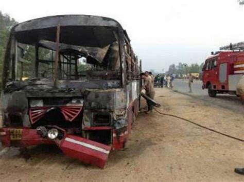 بھارتی ریاست اترپردیش میں بس اور ٹرک میں ہولناک تصادم ، 22ہلاک حادثے کے فوری بعد بس کے فیول ٹینک