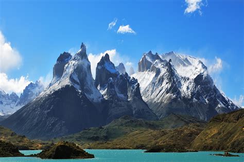 Tome un bus a puerto natales desde río turbio, el trayecto no era largo, hice los papeles en frontera y nuevamente en mi chile, me sentí feliz de estar en mi país, cuando el bus empezó a bajar comencé a ver la belleza de natales, el agua de sus canales con ese fondo. Viajes Alventus | Patagonia chilena y argentina, Andes y ...