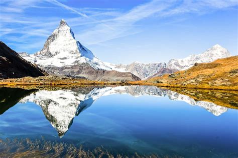 Szwajcaria jest państwem federacyjnym, składającym się z 26 kantonów, 143 okręgów i 2222 gmin, które posiadają bardzo szeroką autonomię. Szwajcaria - z widokiem na cztery kantony Szwajcaria Wyc ...