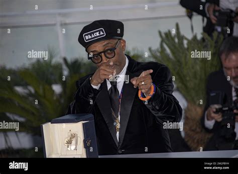 spike lee poses with the grand prix award for blackkklansman at the photocall the palme d or