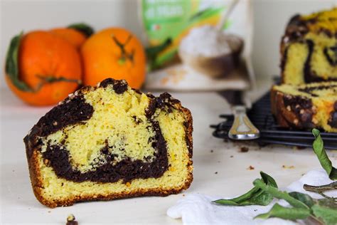 Il plumcake all'arancia è un dolce semplice e genuino ideale per la prima colazione o la merenda, ma da servire anche come dessert, accompagnato da l'olio di semi contribuirà a rendere il plumcake all'arancia molto soffice, per questo è da preferire al burro. Plumcake all'arancia variegato al cacao senza burro e latte