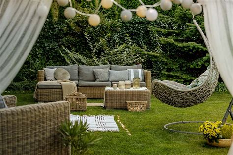 Ma quello che dovrebbe fare è armonizzare l'ambiente interno con quello esterno. Come arredare un giardino: i consigli per un arredo d ...