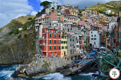 It lies in the west of la spezia province, and comprises five villages: Roteiro Cinque Terre Itália - O Guia de Milão
